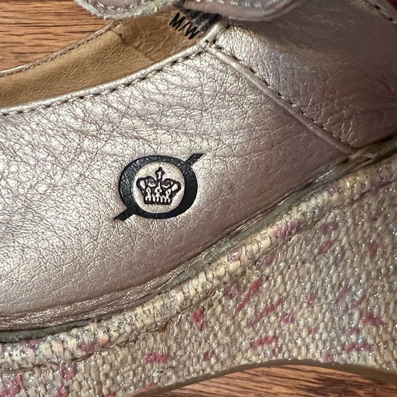 Born Women Drilles Sandal Sz 9
Wedge Heel Gold Shimmer Soft Leather
Platform - Picture 6 of 8